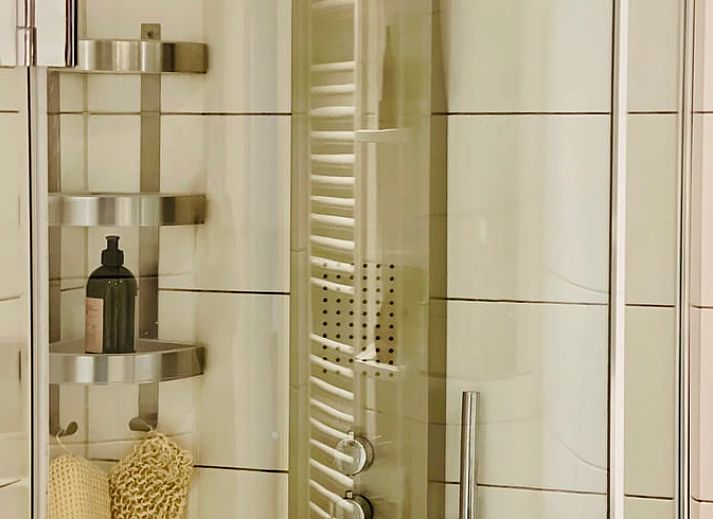 Ontspanning in Huisje in Appelscha, vakantiehuis in Friese bossen, met koffie en tijdschrift.