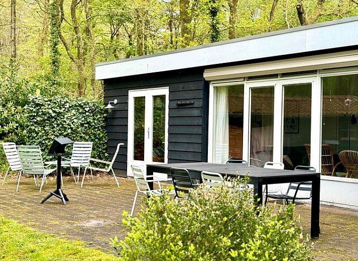 Ontspanning in Huisje in Appelscha, vakantiehuis in Friese bossen, met koffie en tijdschrift.