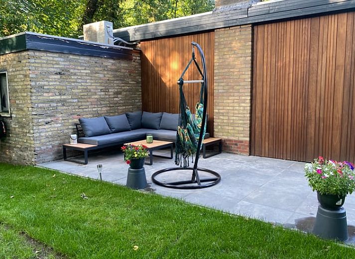 Ferienhaus in Appelscha, in den friesischen Waeldern von Friesland gelegen, mit moderner Holzfassade und grosser Terrasse.