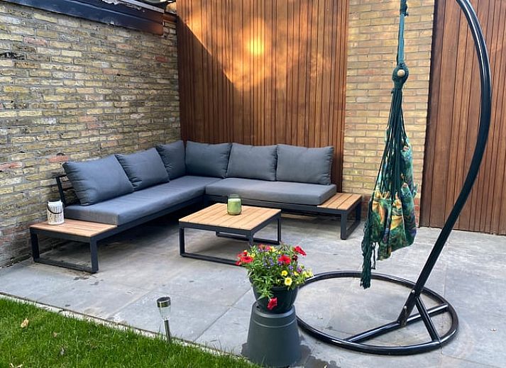 Ferienhaus in Appelscha, in den friesischen Waeldern von Friesland gelegen, mit moderner Holzfassade und grosser Terrasse.