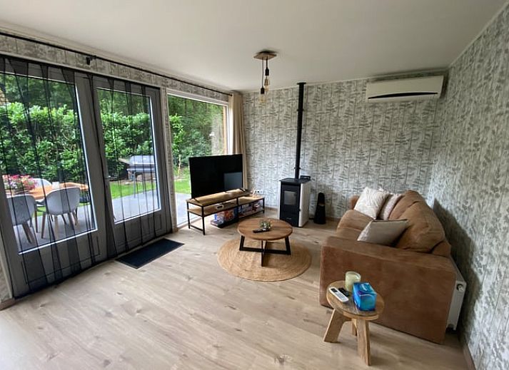 Ferienhaus in Appelscha, umgeben von friesischen Waeldern in Friesland, mit gruenem Garten und einladender Terrasse.