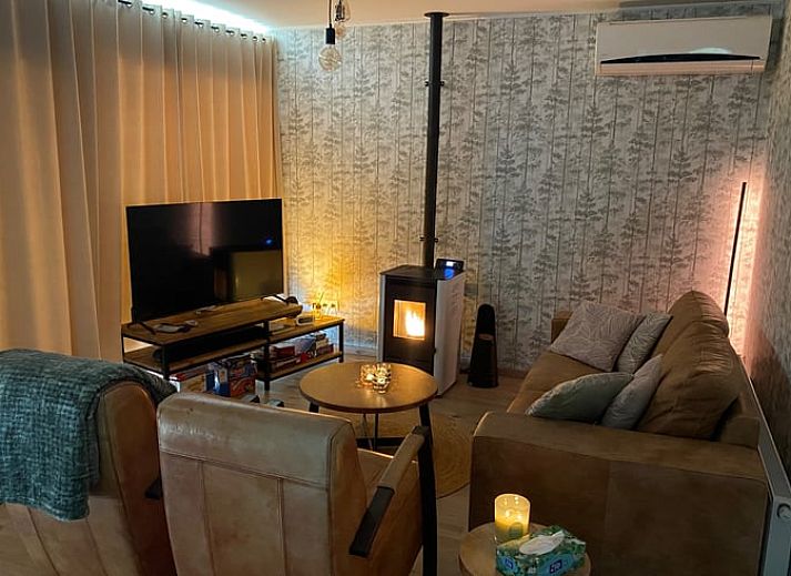 Ferienhaus in Appelscha, umgeben von friesischen Waeldern in Friesland, mit gruenem Garten und einladender Terrasse.