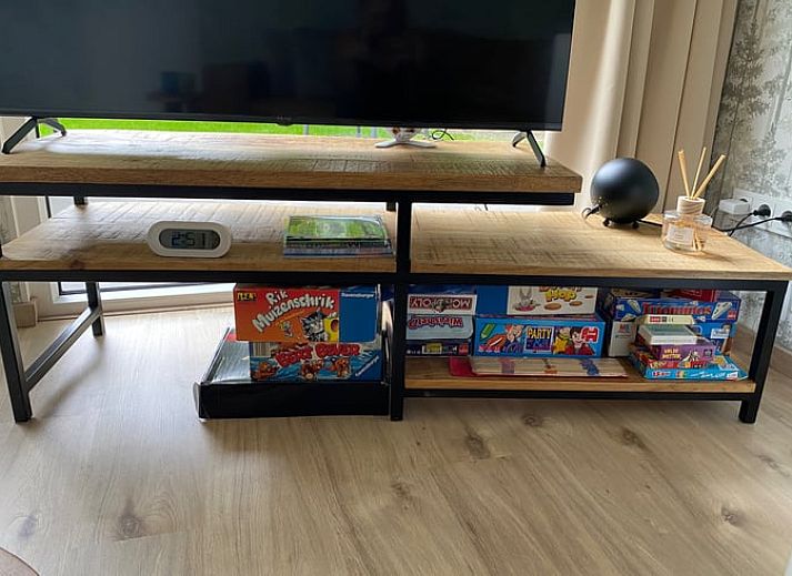 Ferienhaus in Appelscha, umgeben von friesischen Waeldern in Friesland, mit gruenem Garten und einladender Terrasse.