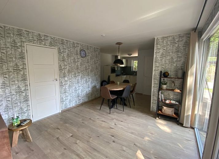 Gemuetliche Sitzecke auf der Terrasse des Ferienhauses in Appelscha, umgeben von der Natur des Friesenwaldes.