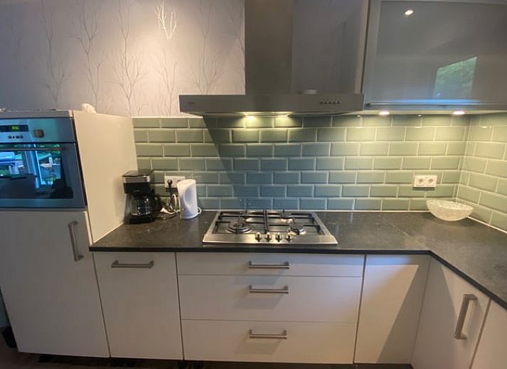 Gemuetliche Sitzecke auf der Terrasse des Ferienhauses in Appelscha, umgeben von der Natur des Friesenwaldes.