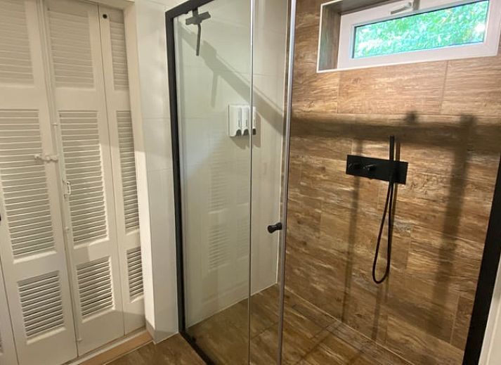 Ferienhaus in Appelscha, mit stilvollem Aussenbereich und gemuetlichem Aufenthaltsraum in den friesischen Waeldern, Friesland.