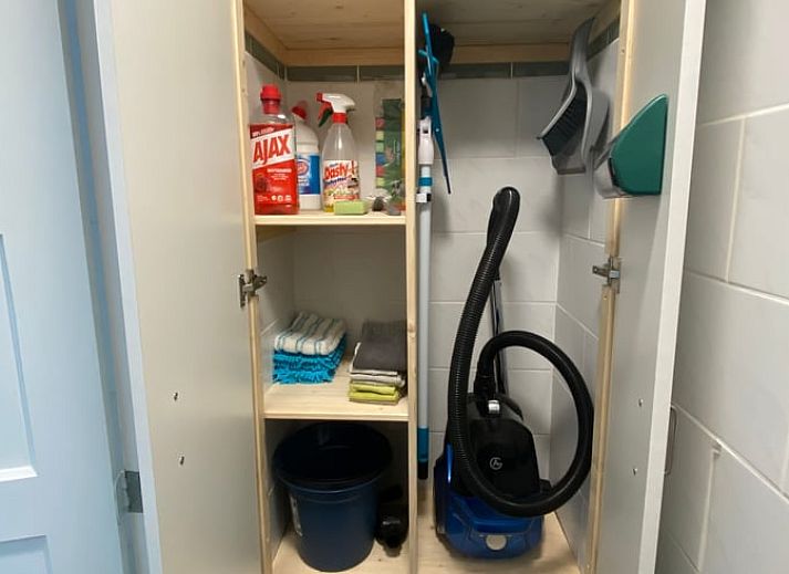 Blick von der Terrasse des Ferienhauses in Appelscha, mit Haengesessel und gruener Umgebung in Friesland.