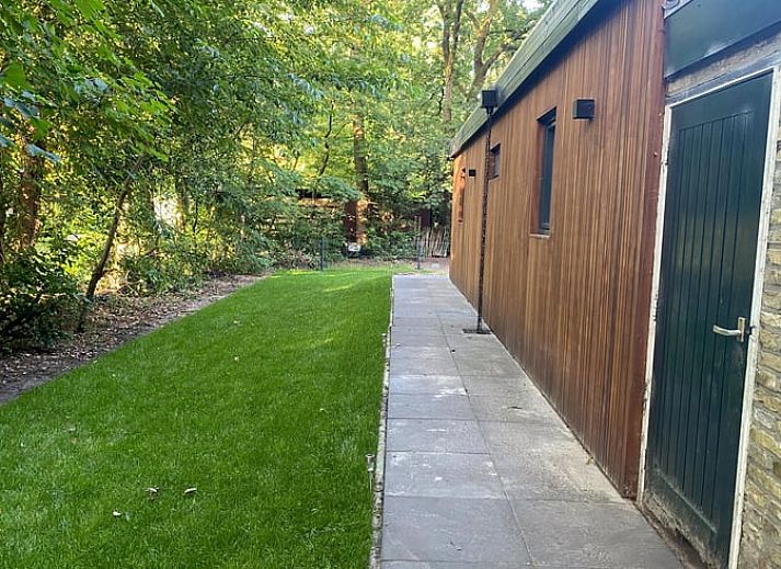 Helles Wohnzimmer des Ferienhauses in Appelscha, mit Blick auf die Terrasse und die friesischen Waelder, Friesland.