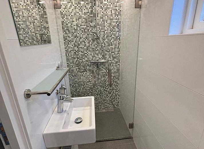 Gemuetliches Wohnzimmer von Bungalow het Goudhaantje in Appelscha, Friesland, mit Blick auf die friesischen Waelder und einer komfortablen Sitzecke.