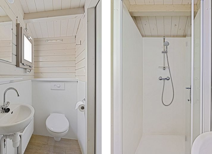 Gemuetliche Einrichtung des Camping Chalet de Steenuil in Appelscha, Friesland, mit moderner Kueche und komfortablem Schlafzimmer in den friesischen Waeldern.