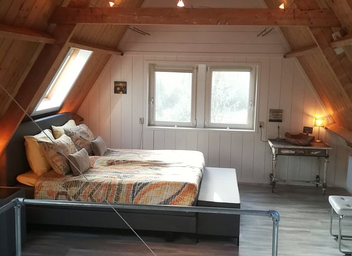 Gezellige veranda bij Vakantiehuisje in Ruigahuizen, omgeven door natuur in Friesland.