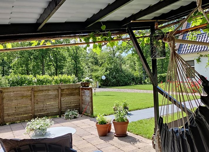 Gezellige veranda bij Vakantiehuisje in Ruigahuizen, omgeven door natuur in Friesland.