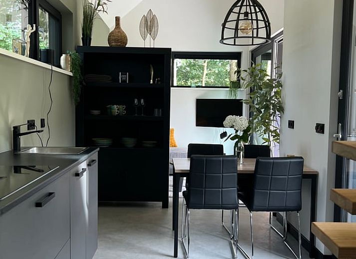 Bloementuin naast Vakantiehuis in Siegerswoude, genesteld in de Friese bossen van Friesland.