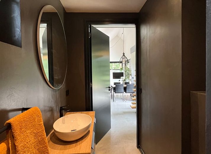 Bloementuin naast Vakantiehuis in Siegerswoude, genesteld in de Friese bossen van Friesland.