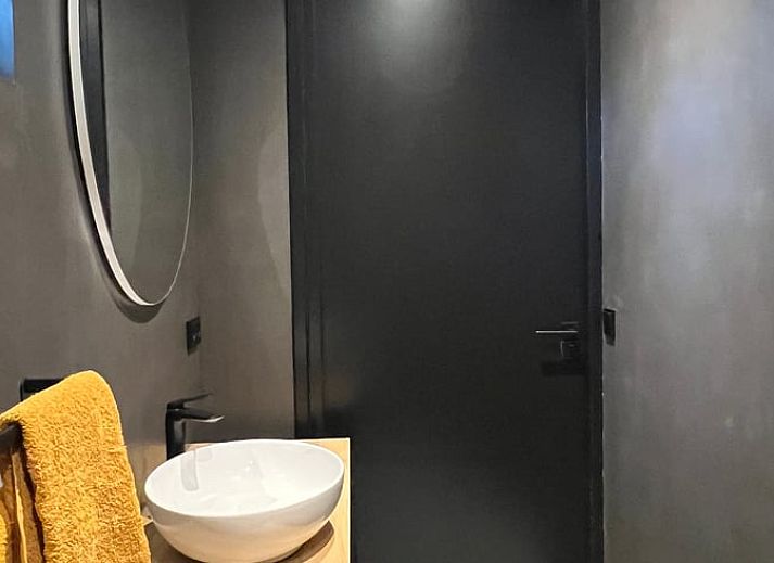 Bloementuin naast Vakantiehuis in Siegerswoude, genesteld in de Friese bossen van Friesland.