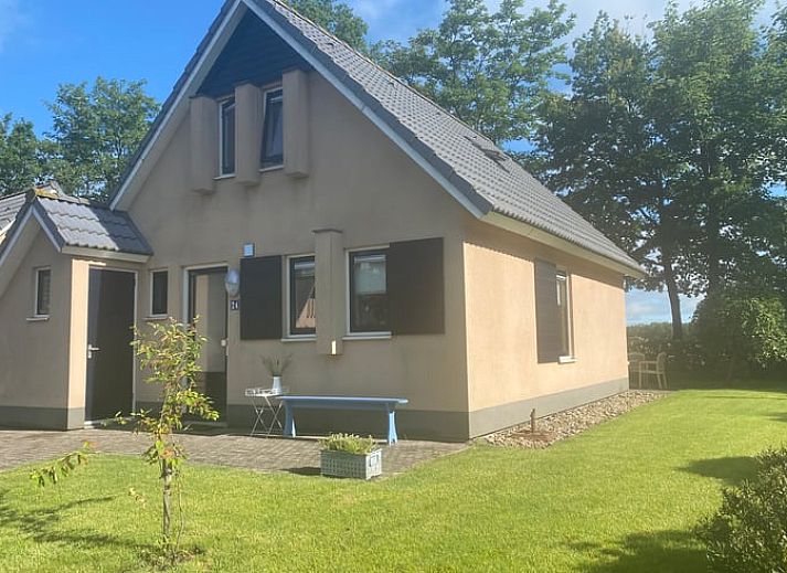 Geniessen Sie den gruenen Garten des Ferienhauses in Sondel, das in den friesischen Waeldern von Friesland liegt.