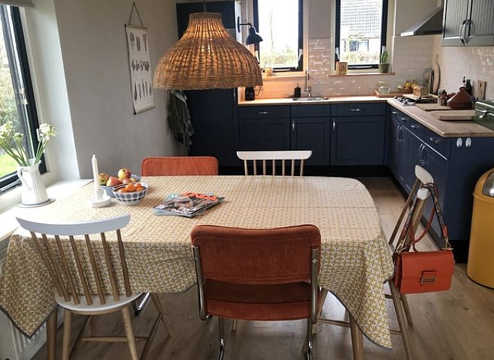 Geniessen Sie den gruenen Garten des Ferienhauses in Sondel, das in den friesischen Waeldern von Friesland liegt.