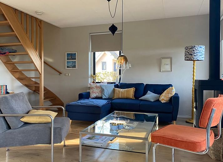 Geniessen Sie den gruenen Garten des Ferienhauses in Sondel, das in den friesischen Waeldern von Friesland liegt.