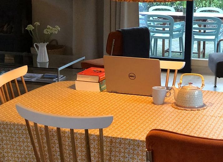 Geniessen Sie den gruenen Garten des Ferienhauses in Sondel, das in den friesischen Waeldern von Friesland liegt.