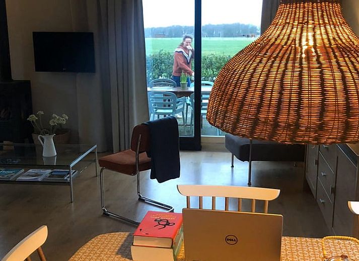 Das Ferienhaus in Sondel bietet einen charmanten Aussenbereich in den ruhigen friesischen Waeldern, Friesland.