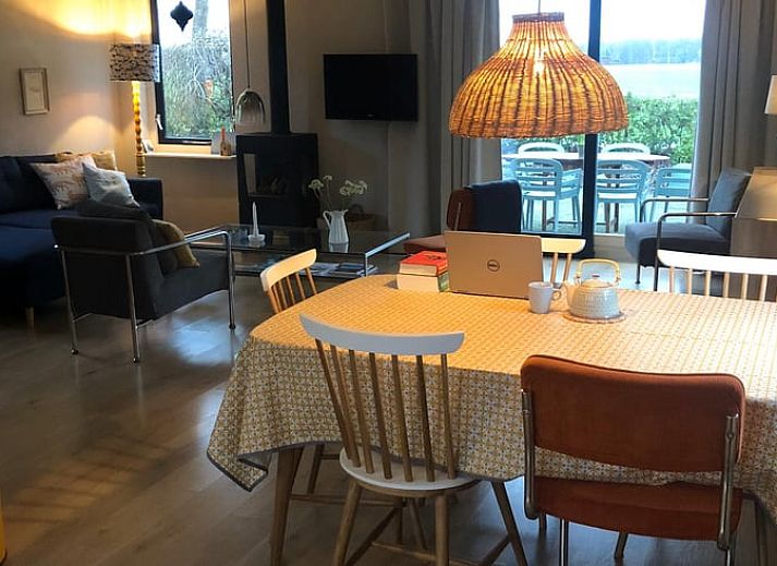 Gemuetliche Kueche im Ferienhaus in Sondel, ideal fuer Familienessen in Friesland.