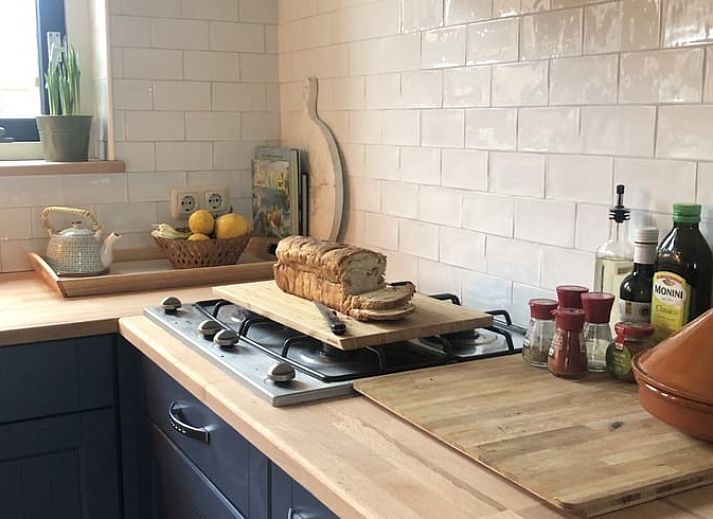 Gemuetliche Kueche im Ferienhaus in Sondel, ideal fuer Familienessen in Friesland.