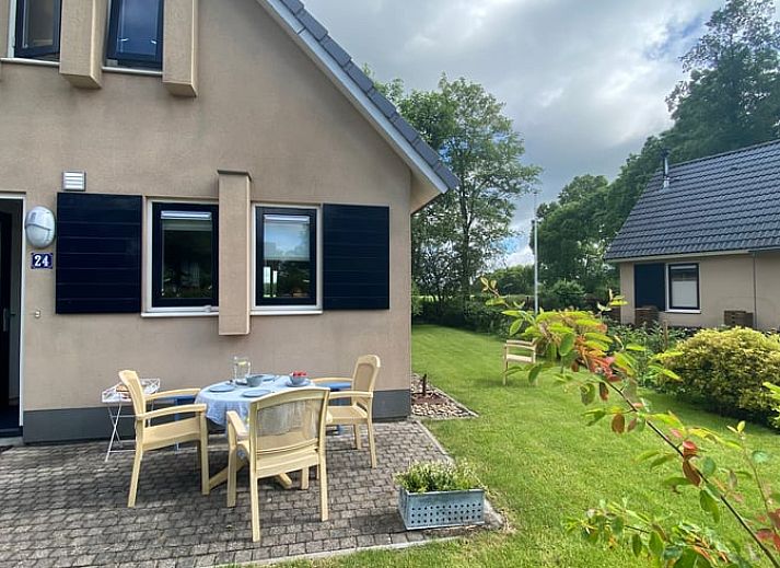 Gemuetliche Kueche im Ferienhaus in Sondel, ideal fuer Familienessen in Friesland.
