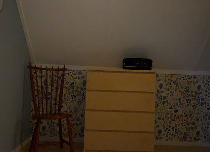 Gemuetliches Wohnzimmer im Ferienhaus in Sondel, ideal zum Entspannen in den friesischen Waeldern.