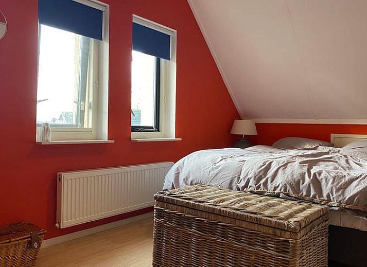 Gemuetliches Wohnzimmer im Ferienhaus in Sondel, ideal zum Entspannen in den friesischen Waeldern.