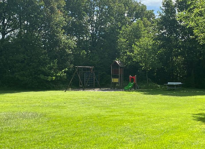 Gemuetliches Wohnzimmer im Ferienhaus in Sondel, ideal zum Entspannen in den friesischen Waeldern.