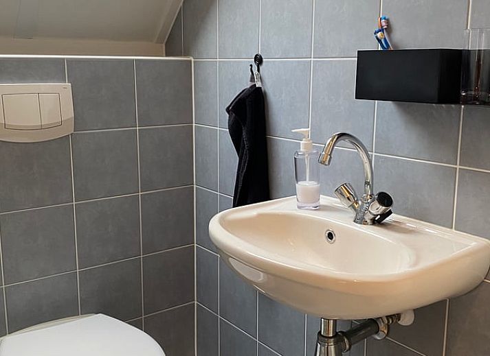 Gemuetliches Wohnzimmer im Ferienhaus in Sondel, ideal zum Entspannen in den friesischen Waeldern.