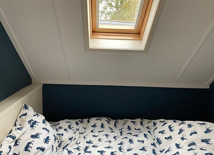 Arbeitsraum in einem Ferienhaus in Sondel, Friesland, mit Blick auf die natuerliche Umgebung.