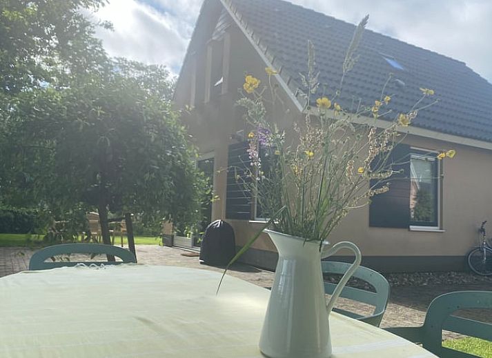 Arbeitsraum in einem Ferienhaus in Sondel, Friesland, mit Blick auf die natuerliche Umgebung.