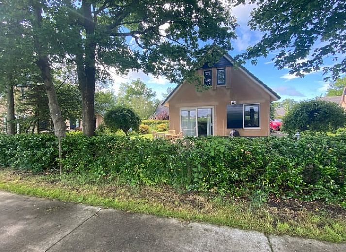 Arbeitsraum in einem Ferienhaus in Sondel, Friesland, mit Blick auf die natuerliche Umgebung.
