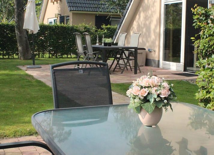 Gezellige woonkamer in Vakantiehuisje in Sondel, ideaal voor ontspanning in Friesland.