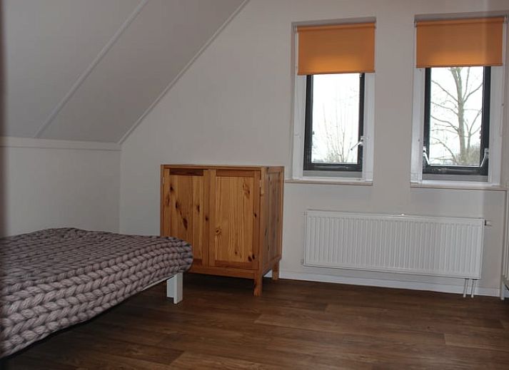 Eetkamer met houten tafel in Vakantiehuisje in Sondel, perfect voor familie-etentjes.