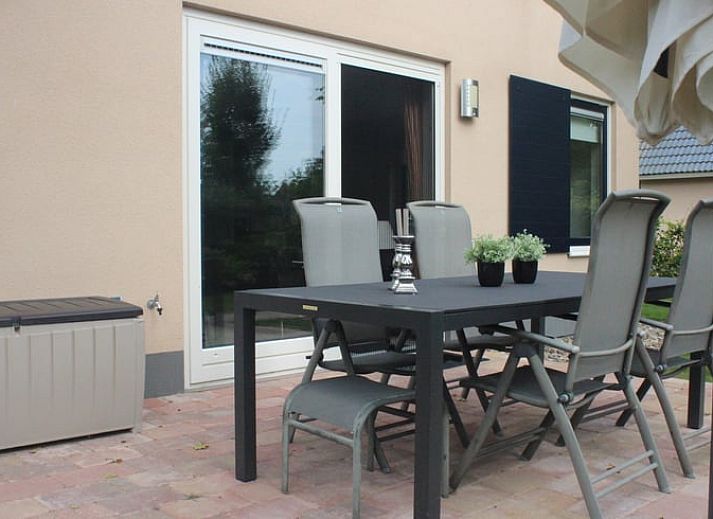 Eetkamer met houten tafel in Vakantiehuisje in Sondel, perfect voor familie-etentjes.