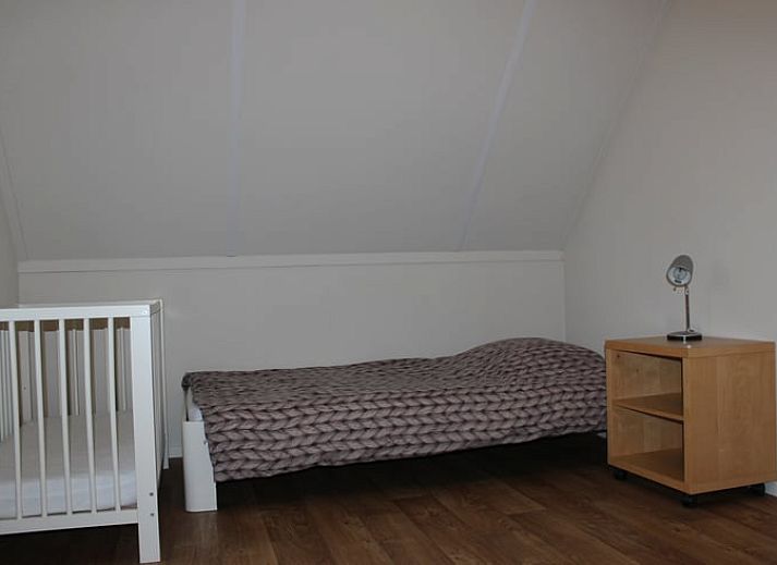 Eetkamer met houten tafel in Vakantiehuisje in Sondel, perfect voor familie-etentjes.