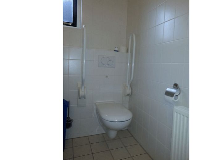 Eetkamer met houten tafel in Vakantiehuisje in Sondel, perfect voor familie-etentjes.