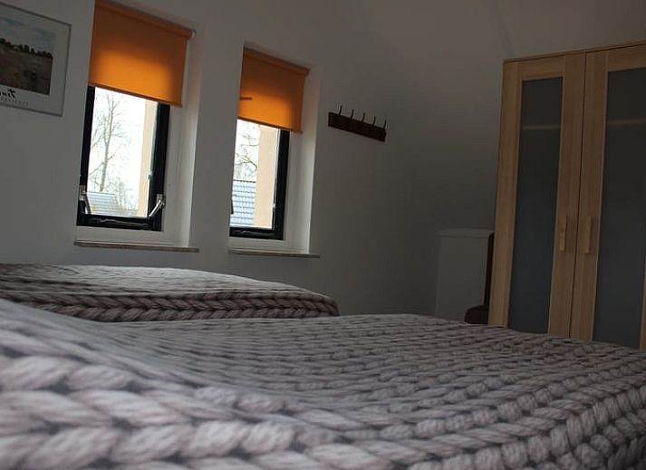 Eetkamer met houten tafel in Vakantiehuisje in Sondel, perfect voor familie-etentjes.