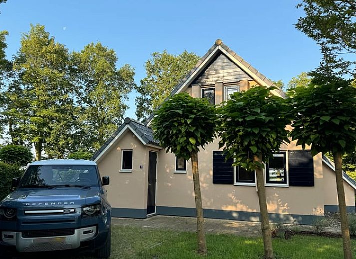 Ferienhaus in Sondel mit grossem Garten und Liege im waldreichen Friesland.
