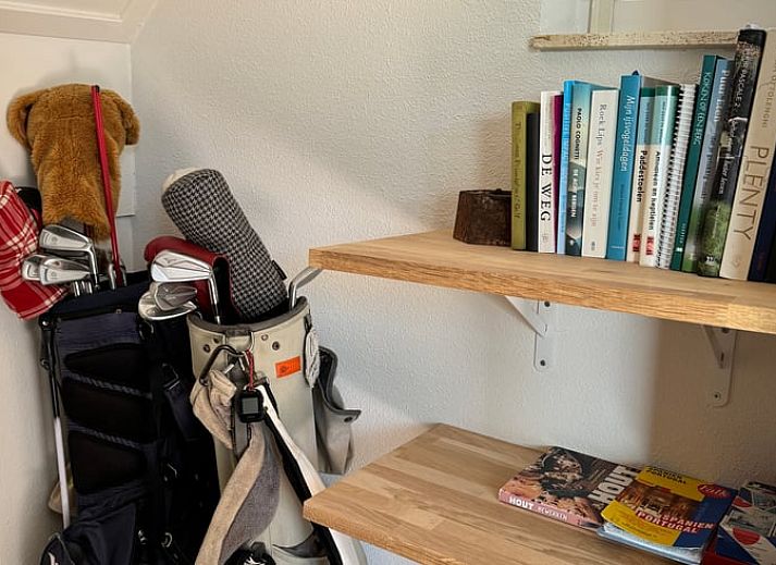 Ferienhaus in Sondel mit Auto und gruener Umgebung im waldreichen Friesland.