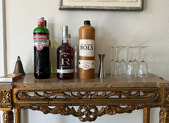 Ferienhaus in Sondel mit Auto und gruener Umgebung im waldreichen Friesland.