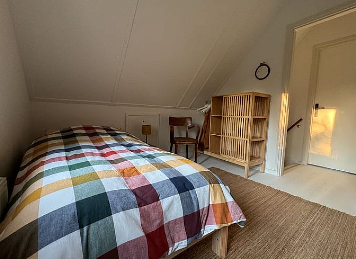 Terrasse des Ferienhauses in Sondel mit Blick auf gruene Felder in Friesland.