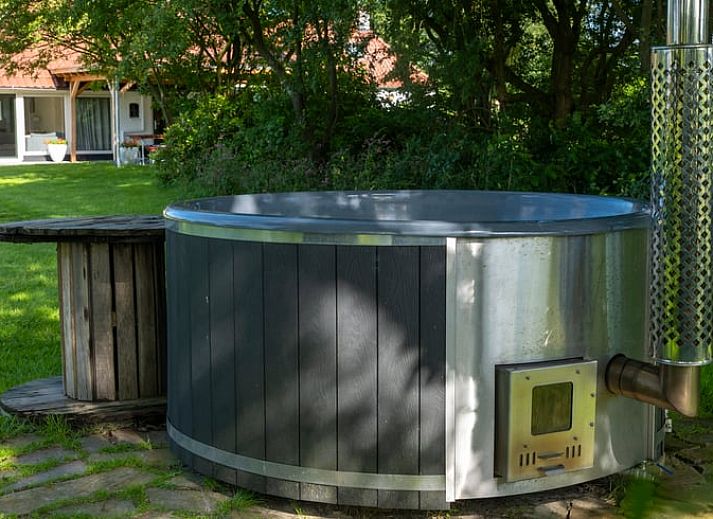 Modern kitchen in Holiday home in Haule, perfect for cooking during your stay in Friesland.