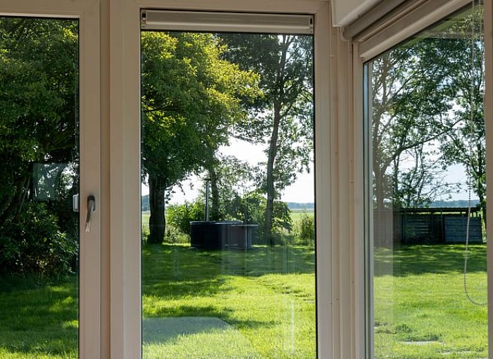Modern kitchen in Holiday home in Haule, perfect for cooking during your stay in Friesland.