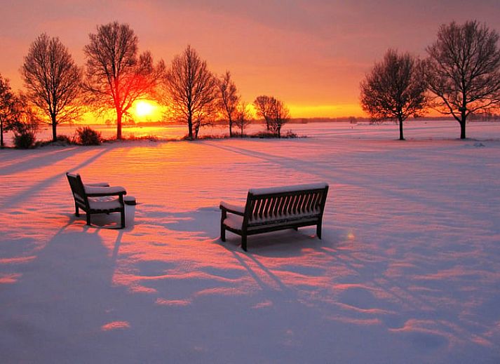 Modern kitchen in Holiday home in Haule, perfect for cooking during your stay in Friesland.