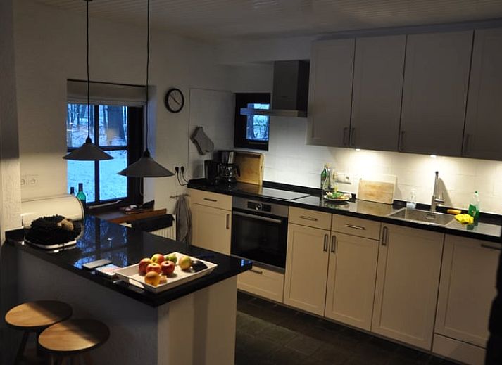 Gezellige woonkamer met open haard in Huisje in Haule, vakantiehuis in de Friese bossen.