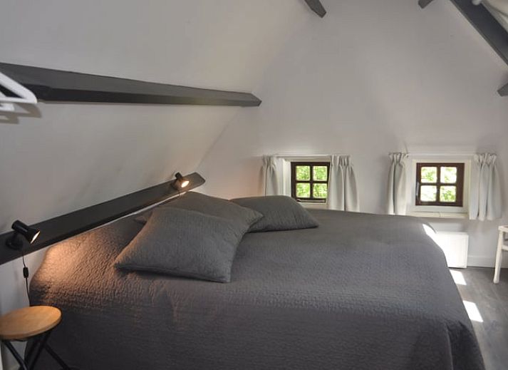 Gezellige woonkamer met open haard in Huisje in Haule, vakantiehuis in de Friese bossen.