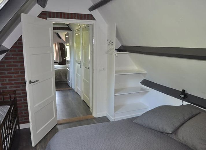 Gezellige woonkamer met open haard in Huisje in Haule, vakantiehuis in de Friese bossen.